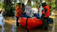 Gunakan Perahu Karet, Polisi Arungi Banjir Distribusikan Logistik Pilkada