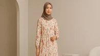 7 Model Gamis Motif Bunga Kekinian untuk Remaja, Intip Padu Padannya yang Stylish dan Tida...