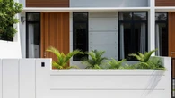 9 Desain Pagar Rendah yang Membuat Fasad Terlihat Lebih Lapang, Modern, dan Elegan