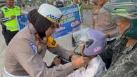 Sambut Ramadan, Pengendara Tertib di Jalan Dapat Hadiah dari Polres Pelalawan