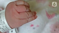 Bau Tangan pada Bayi, Mitos atau Fakta? Dokter Ungkap Penyebab Bayi Tenang Saat Digendong