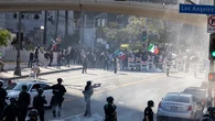 Top 3 Berita Hari Ini: Demo Pecah di Bandara Los Angeles, Protes Larangan Perjalanan Presi...