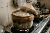 Cara Menghangatkan Nasi Kemarin Pakai Kukusan, Tetap Pulen dan Tidak Kering