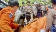 Cerita Sulitnya Evakuasi Jenazah Helikopter Jatuh di Tengah Hutan Mentewe, Jasad Korban Ta...