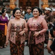 12 Model Kebaya Pesta untuk Ibu 50an Badan Berisi, Elegan & Menyamarkan Perut