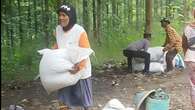 Cerita Polisi Kawal Logistik Pemilu ke Pelosok Pemalang, Sempat Bantu Angkut Hasil Panen P...