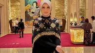 5 Model Dress Panjang Inneke Koesherawati yang Cocok untuk Ibu-ibu Jelang Usia 50 Tahun