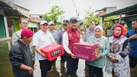 Pastikan Penyaluran Bantuan Berjalan Baik, Gus Ipul Ikut Nyemplung Temui Korban Banjir Sem...