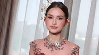 6 Pesona Sarah Menzel di Acara Sangjit Sang Kakak, Anggun Berbalut Kebaya Emas