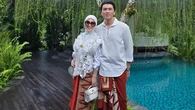 6 Gaya Syahrini Hadiri Acara di Bali, Anggun Pakai Blus dan Outer Renda Putih
