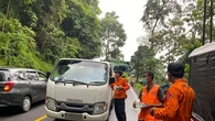 Antisipasi Abu Vulkanik Gunung Raung, BPBD Jember Bagikan Masker ke Warga