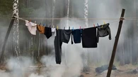 5 Trik Ampuh Hilangkan Bau Asap dari Pakaian, Tak Perlu Cuci Berkali-kali