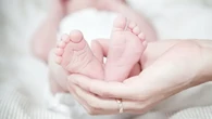 Terlilit Sehelai Rambut Ibu, Jari Kaki Bayi di Inggris Nyaris Diamputasi