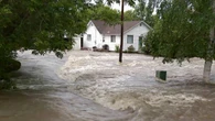 Flood-weary Swan River residents praise neighbours' help as waters rise