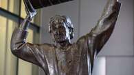 Excrement smeared on Edmonton statue of Oilers great Wayne Gretzky