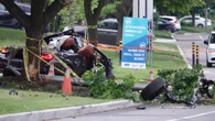 Man dies after car crashes into tree in Dollard-des-Ormeaux, Que.