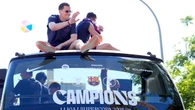 Tak świętuje Barcelona. Lewandowski, Szczęsny i pizza na dachu autobusu