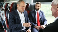 Tusk przyjechał pociągiem do Łomży. „Przywracamy połączenia”
