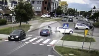 Bez uprawnień, za to na podwójnym gazie. Kierowca uciekł pieszo po wypadku