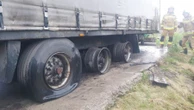 W ciężarówkę uderzył piorun. Opony wystrzeliły, niszcząc ogrodzenie [ZDJĘCIA]