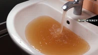 Od lat mają brunatną wodę w kranach. Sanepid nie widzi problemu