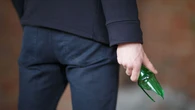 Uderzyli ofiarę butelką w głowę, pobili i okradli. Mają 15 i 16 lat