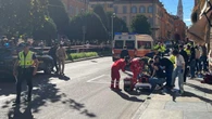 Wjechał autem w pieszych, a potem szalał z nożem. Jest wielu rannych