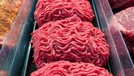 Zawyżona ilość tłuszczu i oszustwa na wagę. Fatalne wyniki kontroli mięsa