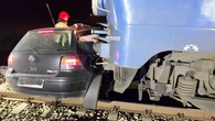 Wyłamał rogatki, zaparkował na torach i uciekł. W auto wjechał pociąg