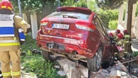Auto zatrzymało się na ogrodzeniu. Senior zasłabł za kierownicą