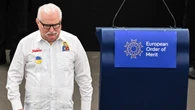 Historyczne ordery dla Polaków. Buzek i Wałęsa z wyjątkowymi odznaczeniami