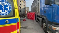 Mechanik zginął pod tirem. Kierowca nie zauważył mężczyzny