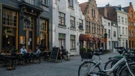 Brujas pide a los turistas que dejen de robar sus adoquines históricos