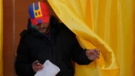 Los rumanos votan en unas elecciones de suspense mientras sigue aumentando la tensión