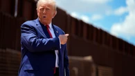 Trump deporta a más de 230 miembros de una banda a El Salvador