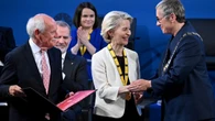 La présidente de la Commission européenne reçoit "le prix Charlemagne"