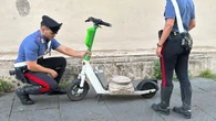 Rome : un touriste transportait une plaque de marbre antique sur un scooter électrique