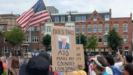Les pancartes et slogans les plus drôles des manifestations "No Kings" contre Trump