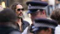 Accusé d'agressions sexuelles, l'acteur Russell Brand libéré sous caution jusqu'à sa prochaine comparution devant une cour criminelle
