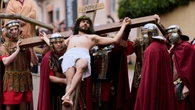 Les chrétiens participent aux processions du Vendredi saint pour commémorer la crucifixion du Christ