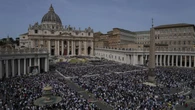 Vatican, Paris, Londres : les chrétiens célèbrent le dimanche de Pâques dans toute l'Europe