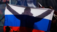 France : un athlète disqualifié pour avoir déployé le drapeau russe, la propagande s’en mêle