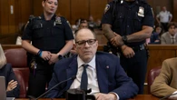 El nuevo juicio por delitos sexuales contra Harvey Weinstein termina en desorden al negarse el presidente del jurado a deliberar