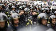 Cientos de bomberos protestan invadiendo las escaleras del Parlamento