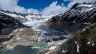 El polvo sahariano y el calor extremo alimentan el retroceso de los glaciares suizos