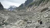 Los turistas acuden en masa al glaciar Mer de Glace, que se derrite