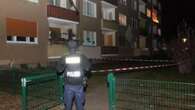 Sohn greift Mutter mit Messer an und wirft sie vom Balkon