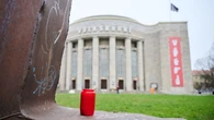 Banner an Fassade der Volksbühne erinnert an Pollesch