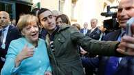 Syrer machte mit Merkel Selfie – darum bleibt er in Deutschland