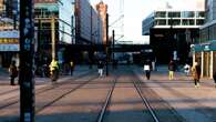 Frau attackiert Passanten und Musiker auf dem Alexanderplatz